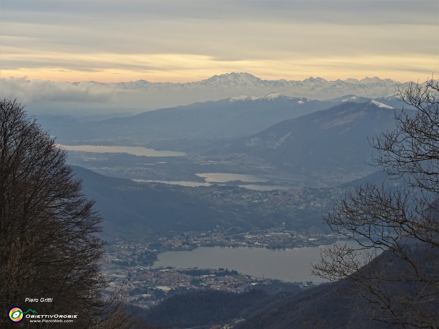 90 Vista sui laghi brianzoli e verso il Monte Rosa.JPG